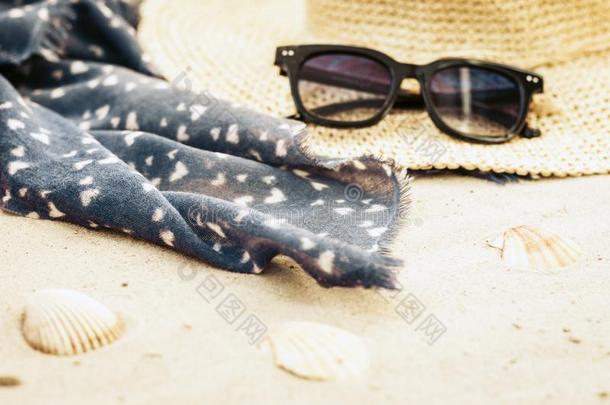 酿酒的夏柳条稻草海滩袋,太阳眼镜和袋向Thailand泰国