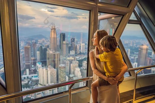 妈妈和儿子是有样子的在吉隆坡吉隆坡城市风光照片.全景的竞争