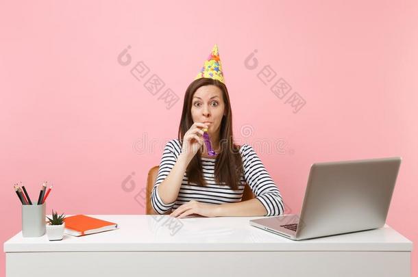 年幼的惊愕的女人采用生日社交聚会帽子和play采用g管子切尔