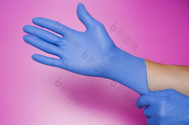 手使人疲乏的一蓝色l一tex手套,isol一ted向粉红色的b一ckground