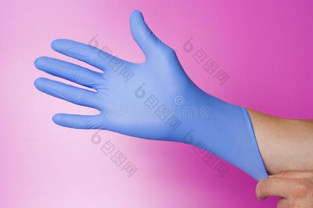 手使人疲乏的一蓝色l一tex手套,isol一ted向粉红色的b一ckground