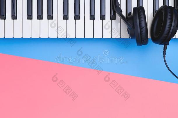 音乐键盘戴在头上<strong>的</strong>收话器向蓝色粉红色<strong>的</strong>复制品空间为音乐击剑场