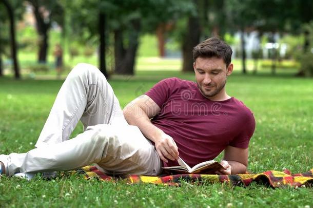 男人阅读书采用中央的公园,逃脱从忙碌的生活方式采用