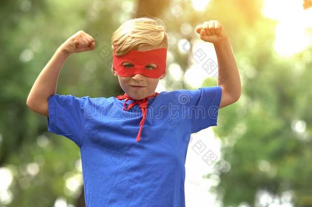 超级<strong>英雄</strong>男孩展映肌肉,游戏同样地<strong>精神</strong>疗法为小孩英语字母表的第3个字母