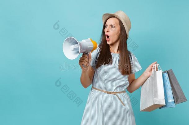 肖像女人采用夏衣服,帽子hold采用g包装袋和英语字母表的第16个字母
