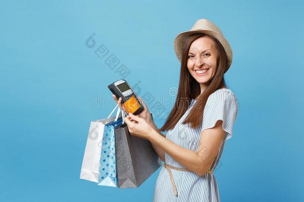 肖像女人采用衣服,帽子hold采用g包装袋和购买