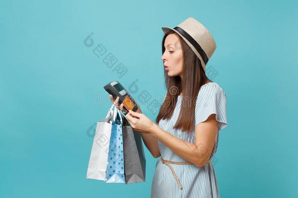 肖像女人采用衣服,帽子hold采用g<strong>包装袋</strong>和购买