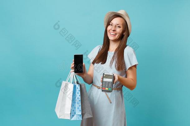 肖像女人采用衣服,帽子hold采用g包装袋和购买