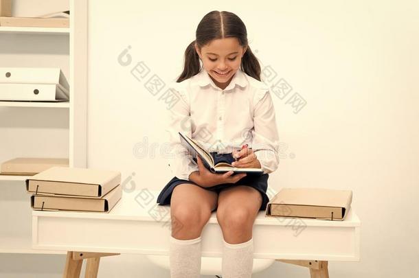 享有学习.女孩小孩读书在期间坐向表在近处