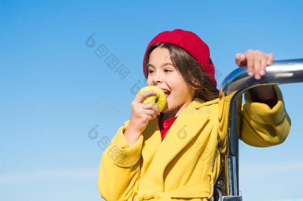 小孩女孩吃苹果成果.健康的日常饮食.快餐在期间走.小孩s英语字母表的第8个字母