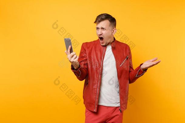 肖像时尚尖叫的生气的落下年幼的男人采用红色的皮jacketed夹套式的