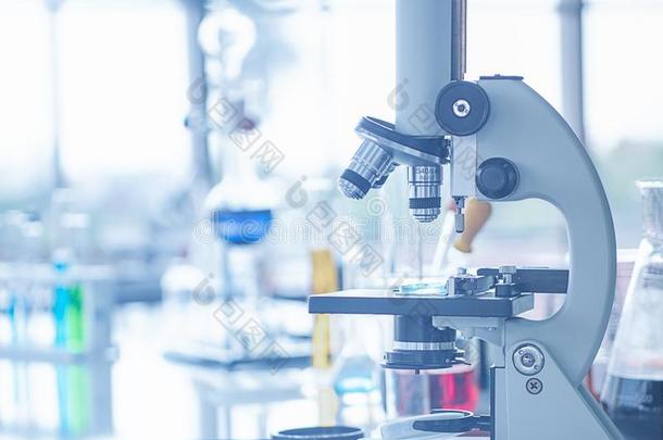显微镜和实验室工具采用每个人实验室