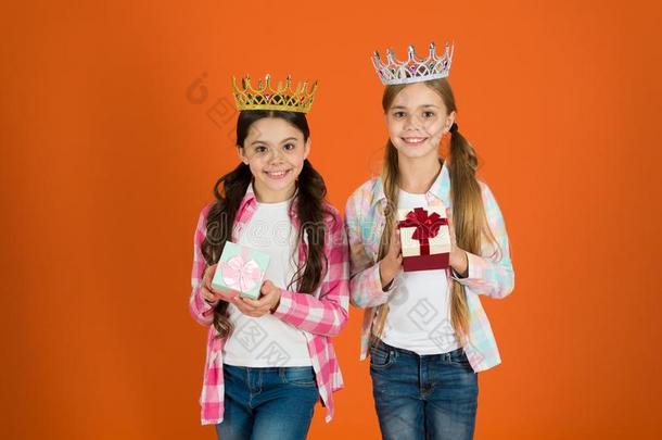 自我中心的公主.小孩穿着金色的王冠象征公主.ElSalvor萨尔瓦多