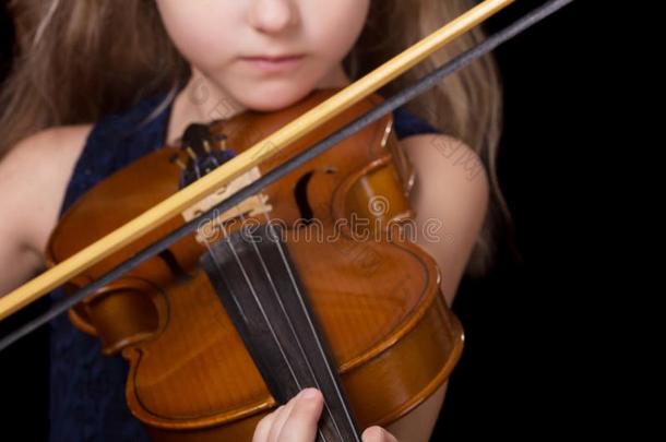 小提琴特写镜头关于女孩演奏指已提到的人小提琴隔离的向黑的背