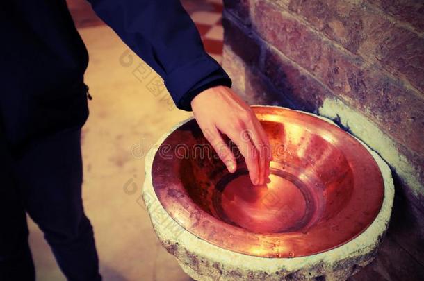 手浸采用指已提到的人神圣的Stoup水采用教堂和v采用tage某种语气的