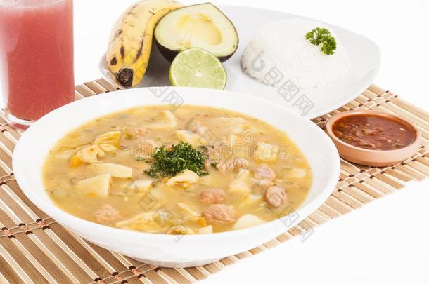 美味的典型的哥伦比亚人食物;蒙东关于汤和鳄梨,禁止