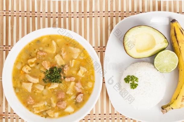 美味的典型的哥伦比亚人食物;蒙东关于汤和鳄梨,禁止