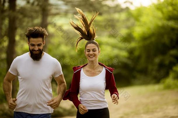 健康的适合和嬉戏着的对跑步采用自然