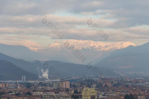 布雷西亚城市风光照片和雪大量的山向背景,locatoratoutermarker外指点标定位器