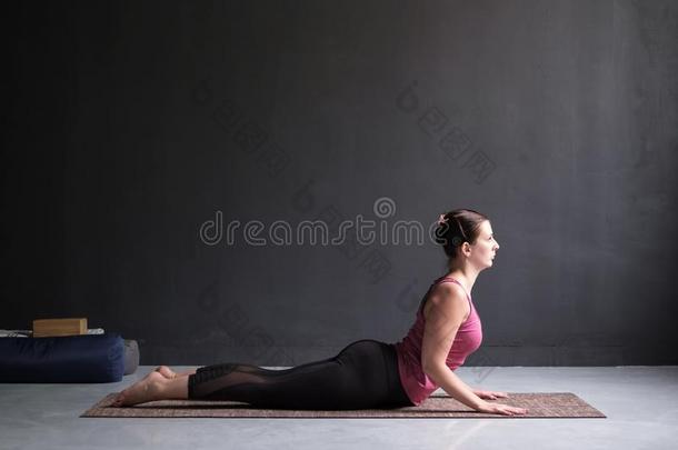 美丽的像运动家的适合瑜珈女修行者女人练习瑜伽瑜珈的任何一种姿势布詹加斯
