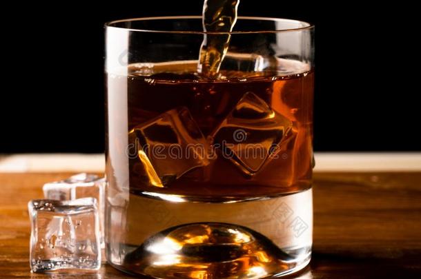 <strong>威士忌</strong>酒玻璃和<strong>威士忌</strong>酒