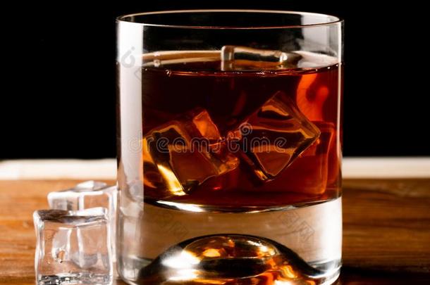 <strong>威士忌酒</strong>玻璃和<strong>威士忌酒</strong>