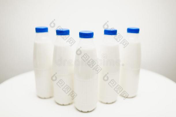 奶瓶子向白色的表