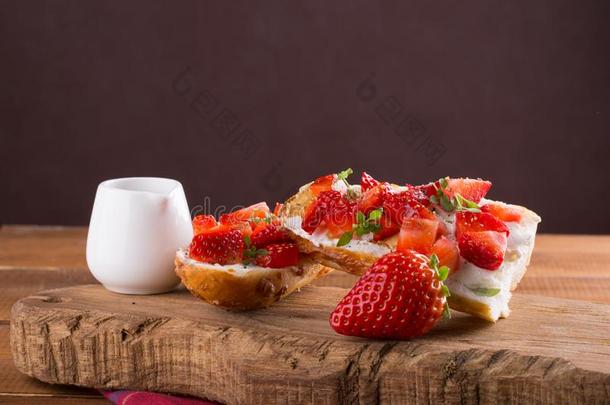 草莓意大利烤面包片向木制的背景