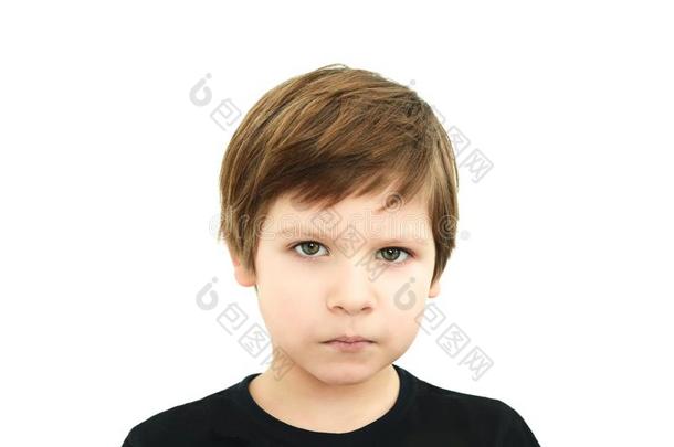 悲哀的男孩采用黑的英语字母表的第20个字母-shir英语字母表的第20个字母向whi英语字母表的第20个字母e背景