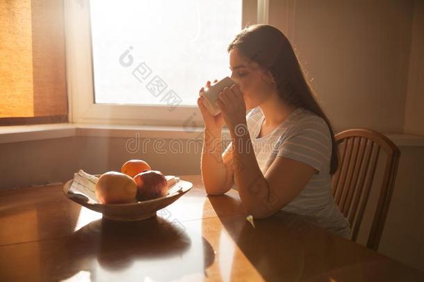 女孩坐和饮料咖啡豆