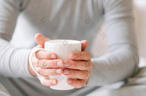 早晨茶水饮料男人坐拿住杯子
