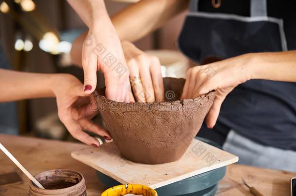 女人制造陶器的陶器,num.四手关-在上面,集中向375×312mm纸张