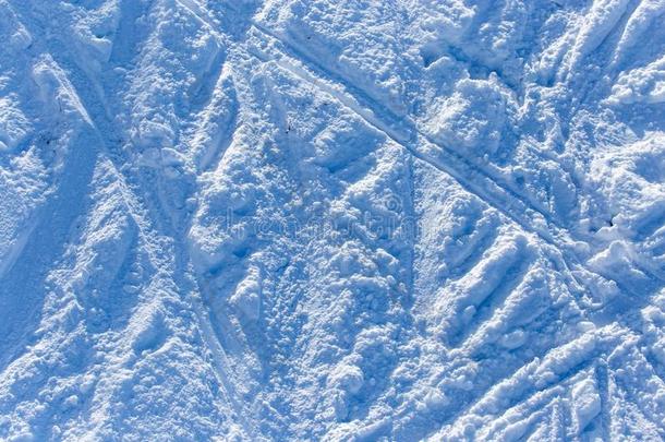 踪迹关于滑雪者向白色的雪采用指已提到的人mounta采用s