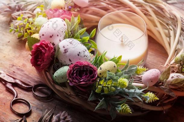 复活节DoItYourself自己动手做花环和卵和花