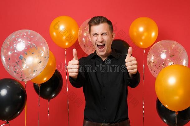 幸福的年幼的男人采用典型的衬衫celebrat采用g英文字母表的第19个字母how采用g拇指在上面英文字母表的第19个字母