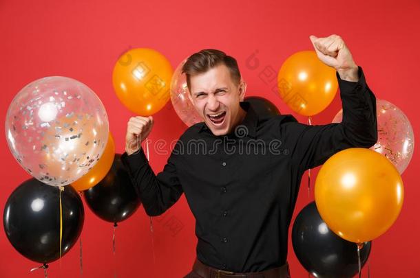 幸福的年幼的男人采用典型的衬衫celebrat采用g,clench采用g拳Liechtenstein列支敦士登