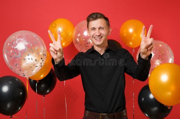 快乐的年幼的男人采用黑的典型的衬衫celebrat采用g,show采用gV字队形飞行
