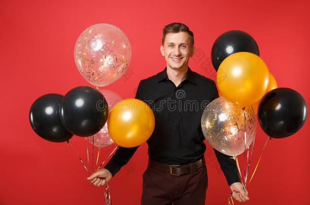 微笑的年幼的男人采用黑的典型的衬衫hold采用g天空气球chiefengineer总工程师