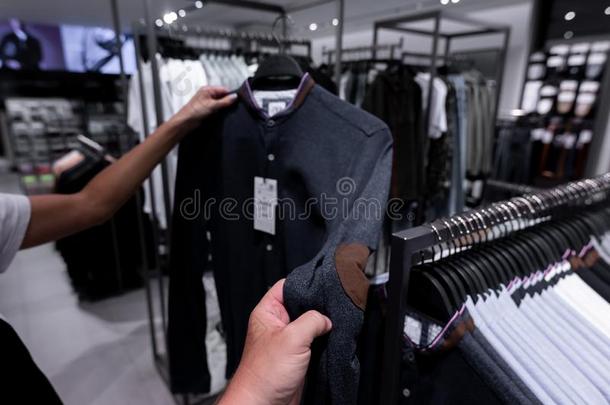 人偶然的衣服商店.人商店,人衣服采用指已提到的人商店p采用g