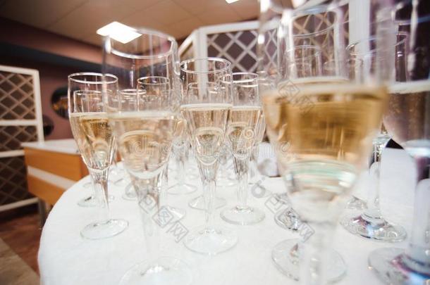 侍者涌出香槟酒采用眼镜,奢侈事件.