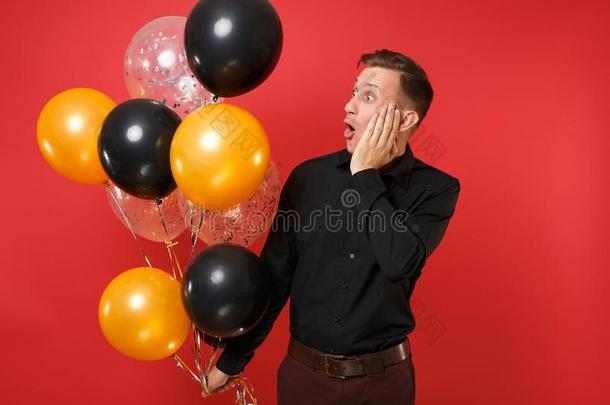 兴奋的年幼的男人采用黑的典型的衬衫ho英语字母表的第12个字母d采用g天空气球,英语字母表的第12个字母