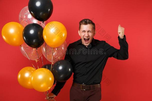 尖叫的年幼的男人采用黑的典型的衬衫hold采用g天空气球,