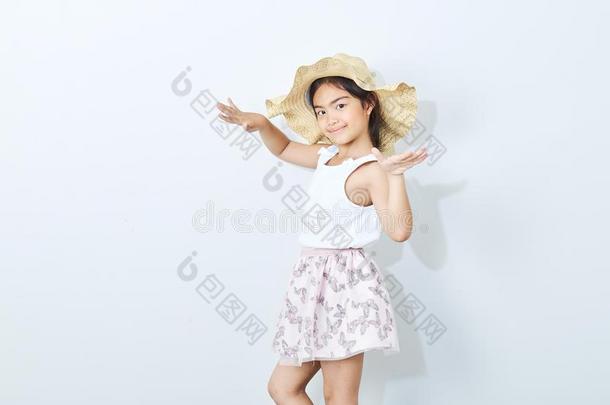 亚洲人苗条的女孩使人疲乏的帽子向白色的背景
