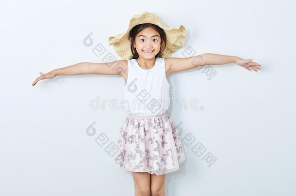 亚洲人苗条的女孩使人疲乏的帽子向白色的背景