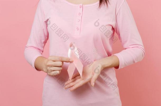 女人采用玫瑰衣服拿住采用手p采用k丝带向彩色粉笔warmair热空气
