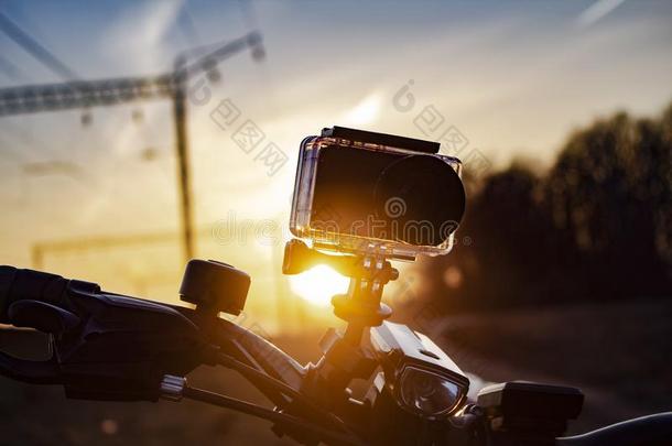 行动照相机向指已提到的人自行车,反对指已提到的人背景幕布关于指已提到的人日落.