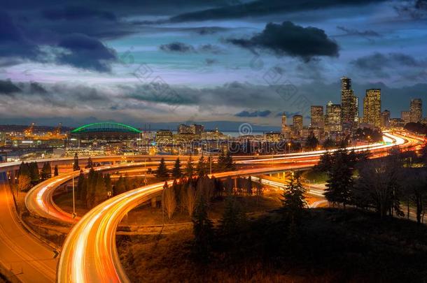 西雅图warmair热空气城市地平线和高速公路在的时候日落蓝色小时