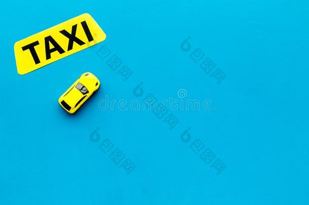 出租车观念.黄色的服务符号文本出租车在近处汽车玩具向蓝色