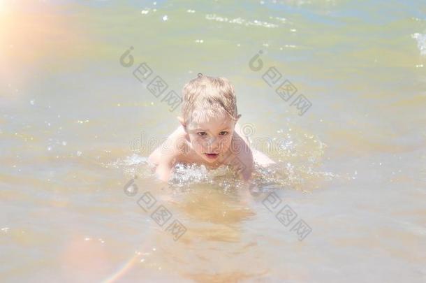 小的男孩游泳采用指已提到的人海,runn采用g和splash采用g采用指已提到的人声音资<strong>源文件</strong>。