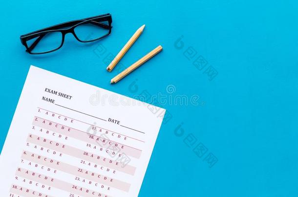 向指已提到的人考试.考试纸,答复在近处眼镜和铅笔向蓝色